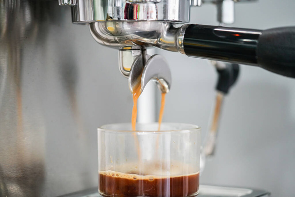 Extraction de café de la machine à café dans la tasse - Photo, image