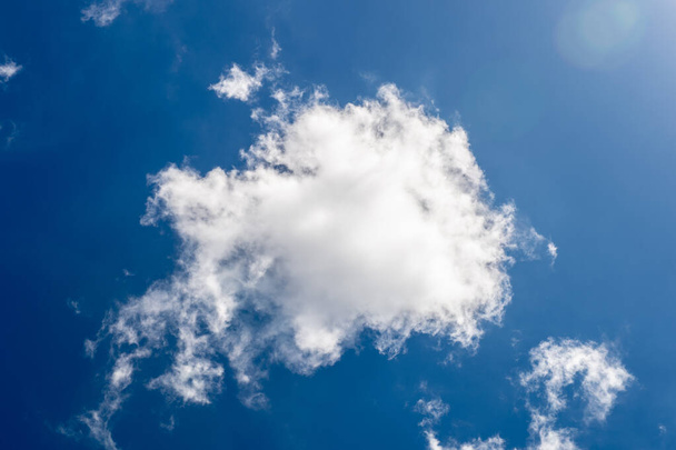 Cloud Shapes Blue Sky, abstrakti pilvi muotoja kaunis sininen taivas tausta - Valokuva, kuva