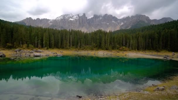 Lago Carezza Dolomitas occidentales Italia - Metraje, vídeo