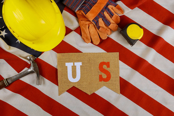 Symbol juhlii Labor Day on liittovaltion loma laitteiden kätevä rakennustyökaluja keltainen kypärä Amerikan lippu - Valokuva, kuva