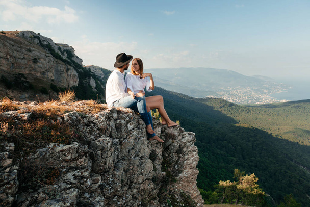 Attractive young loving couple of man and woman in the green mountain landscape - Fotoğraf, Görsel