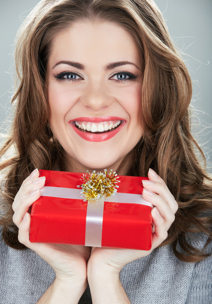 Woman hold gift box - Foto, imagen