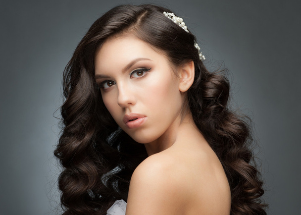 Girl with bridal hairstyle and makeup - Valokuva, kuva