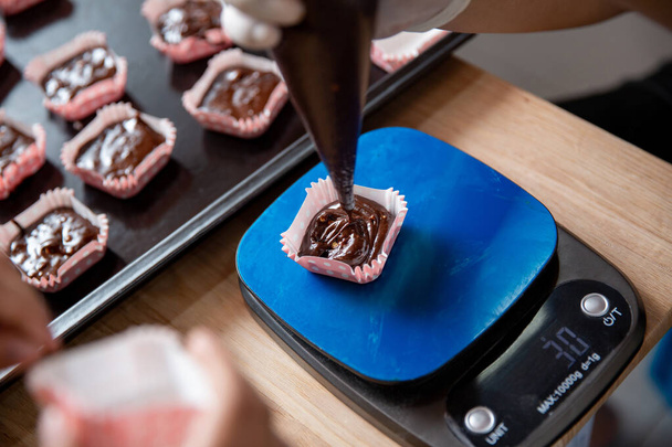 Κάνοντας brownies με κομμάτια σοκολάτας - φωτογραφία αρχείου - Φωτογραφία, εικόνα