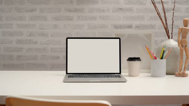 Крупним планом вид на сучасний робочий простір з маком ноутбук, канцелярські товари, прикраси та копіювання простору на білому столі зі стільцем
   - Фото, зображення