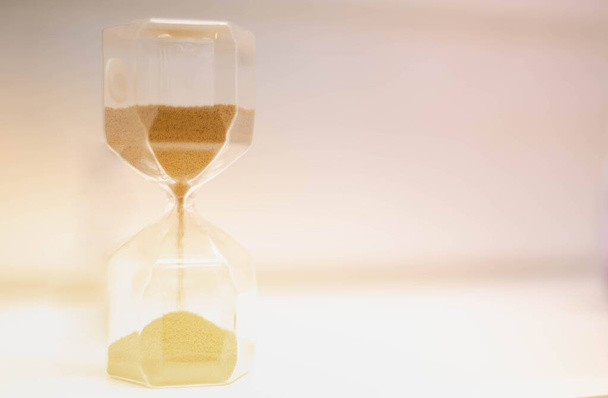 Sable traversant le sablier mesurant le temps qui passe dans un compte à rebours à une date limite, Hourglass concept de temps pour se précipiter et manquer de temps., délai d'affaires. - Photo, image