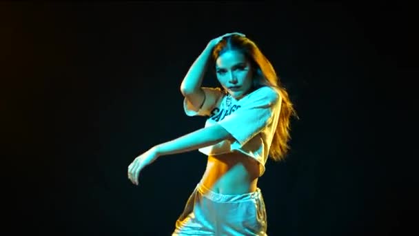 Piękny azjatycki dziewczyna taniec freestyle, hip hop, dancehall, street dance styl w studio - Materiał filmowy, wideo