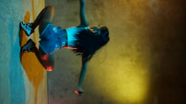В студии азиатская девушка танцует фристайл, хип-хоп, танцпол, стрит-данс - Кадры, видео
