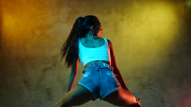 Прекрасна азіатська дівчина танцює фрістайл, хіп-хоп, денсхол, стиль вуличного танцю в студії - Кадри, відео