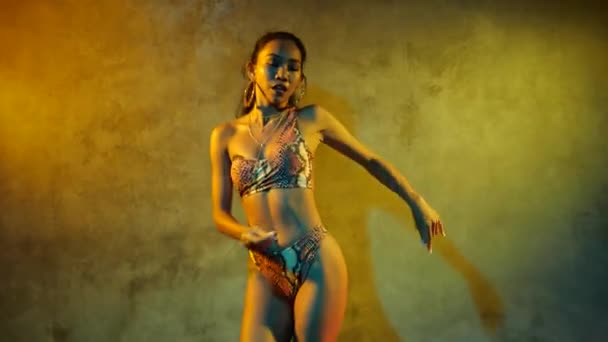 Schöne asiatische Mädchen tanzen Freestyle, Hip Hop, Dancehall, Streetdance-Stil im Studio - Filmmaterial, Video