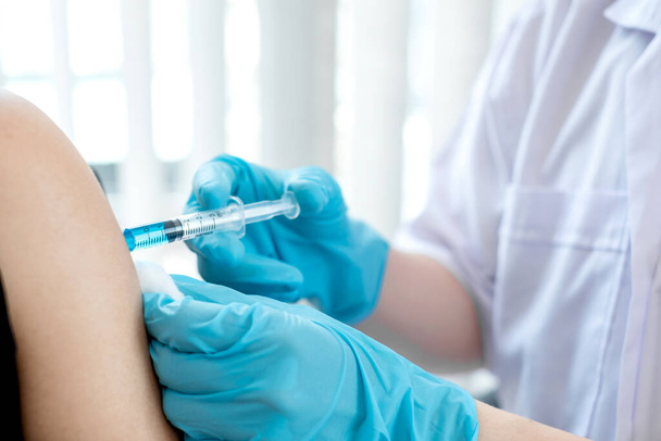 Mužští lékaři očkovaní injekčními stříkačkami, aby se zabránilo epidemiím v nemocnicích, zdravotnictví a lékařských koncepcích. - Fotografie, Obrázek