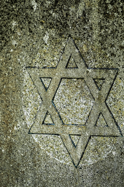 Бічний вид на зірку Давида висічений на надгробку каменярем. - Фото, зображення