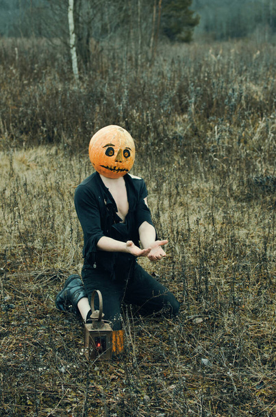 Хеллоуїн Скарби з гарбузом на голові на колінах
 - Фото, зображення