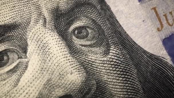Amerikaans honderd dollar papieren bankbiljet in close-up macro-view dolly shot. - Video