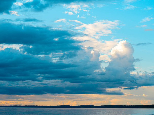 Itämeri auringonlaskun aikaan, myrskyiset ja dramaattiset pilvet. Auringonlasku ja tummat pilvet myrskyn jälkeen. Loma, kesän käsite - Valokuva, kuva