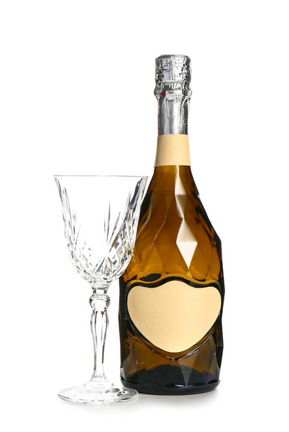 Botella de champán y copa sobre fondo blanco - Foto, Imagen