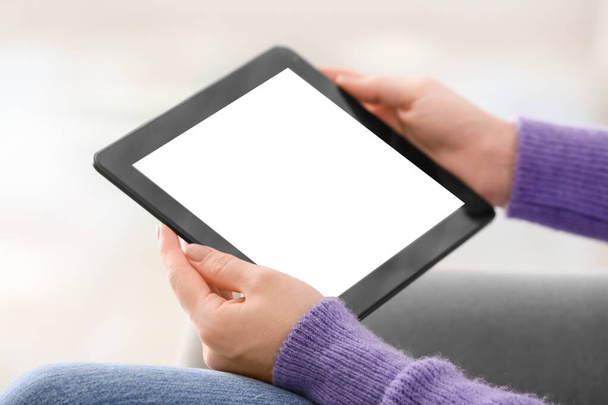 Vrouw met moderne tablet computer thuis - Foto, afbeelding