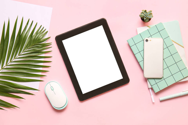 Komposition mit modernem Tablet-Computer auf farbigem Hintergrund - Foto, Bild