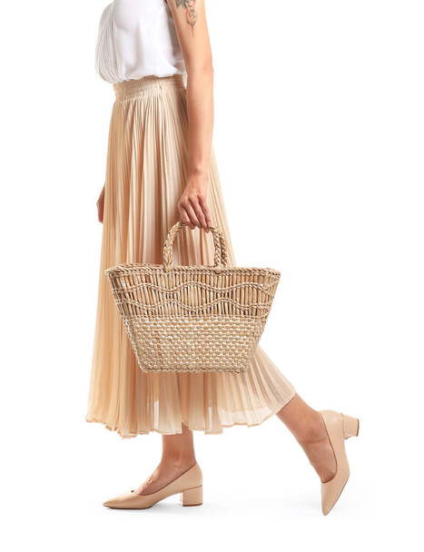 Красивая молодая женщина с плетеной сумкой на белом фоне - Фото, изображение