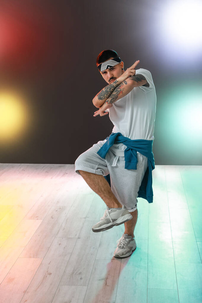 Danseuse hip-hop masculine en studio - Photo, image