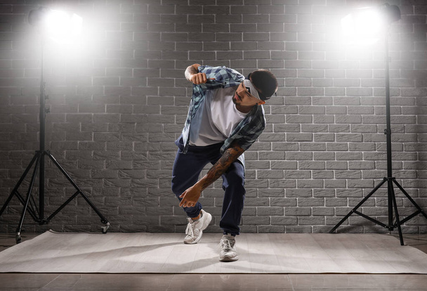 Αρσενικός hip-hop χορευτής στο στούντιο - Φωτογραφία, εικόνα