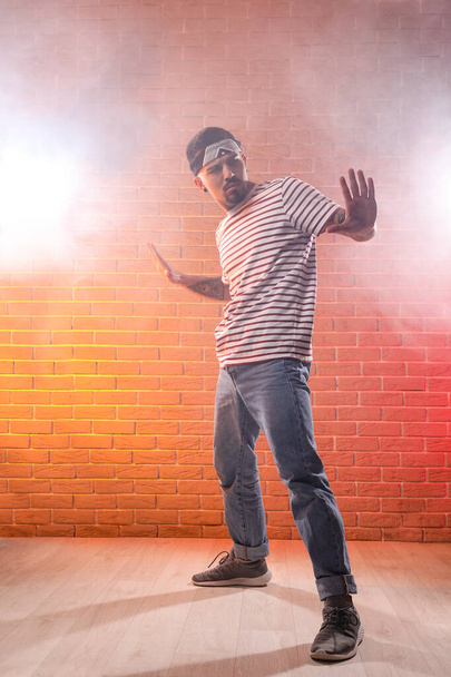 Dançarino de hip-hop masculino em estúdio
 - Foto, Imagem