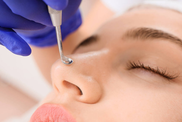 vrouw ondergaan procedure van gezicht peeling in schoonheidssalon, closeup - Foto, afbeelding