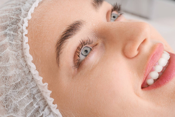 vrouw ondergaat cosmetische procedure in schoonheidssalon, close-up - Foto, afbeelding