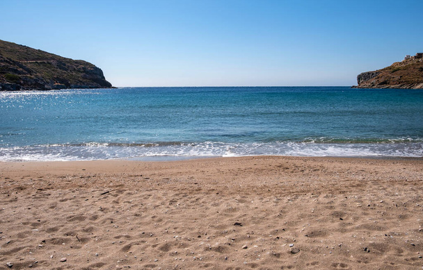 Kumsal, açık mavi gökyüzü, sakin deniz suyu arka planı, Yunanistan. Kea Adası, Spathi plajı sabahın erken saatlerinde boş.. - Fotoğraf, Görsel