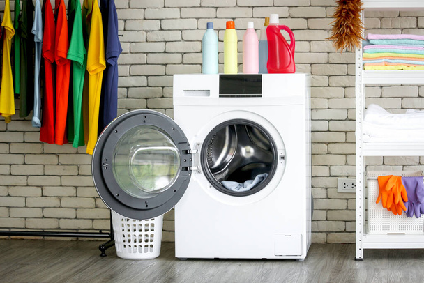 Wasmachine in wasruimte thuis  - Foto, afbeelding
