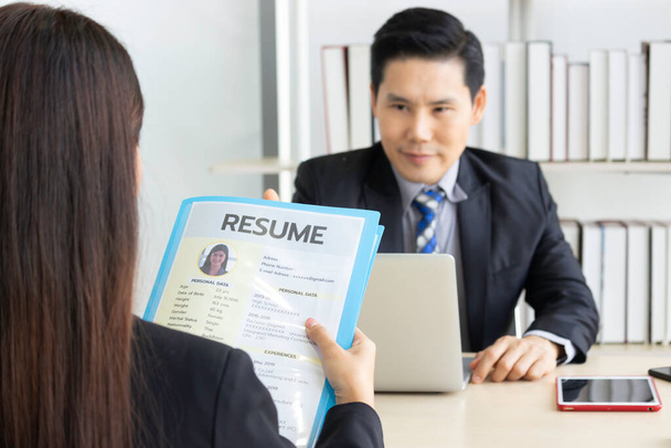 Koncepcja rozmowy kwalifikacyjnej, kobieta trzymająca swój życiorys za przekazanie go menedżerowi biznesu, kandydat dający CV urzędnikowi ds. kadr - Zdjęcie, obraz