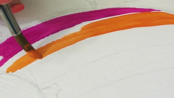Wideo z rysunkiem farby akrylowej, pędzel na drewnie, pomarańczowy i purpurowy kolor. - Materiał filmowy, wideo