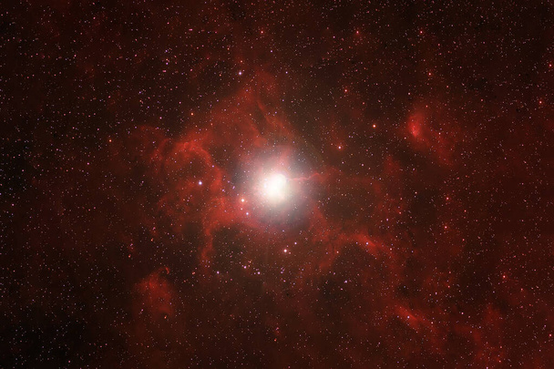 Красная космическая туманность. Элементы этого изображения были представлены НАСА. Высокое качество фото - Фото, изображение