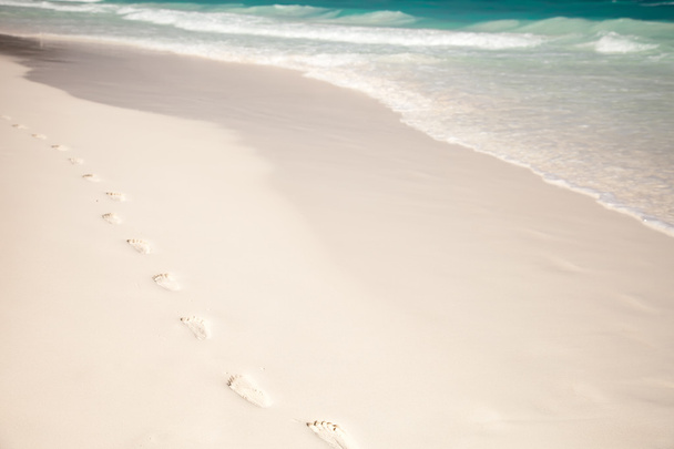 Белый пляж, лазурное море, волны и ступеньки на идеальном снегу
 - Фото, изображение