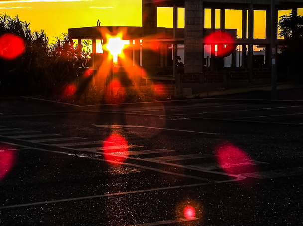 Захід сонця після будівництва робить промені і спалахи світла
 - Фото, зображення