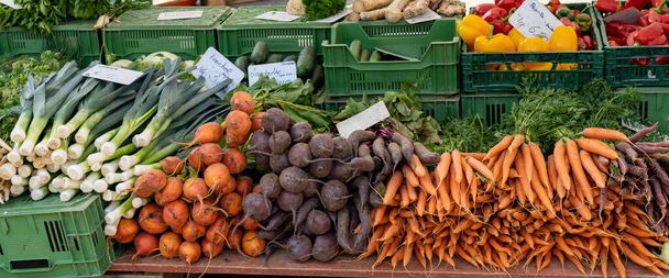 Una vista panorámica de un puesto de mercado de agricultores con muchas verduras orgánicas en venta - Foto, Imagen