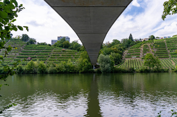 A ponte suspensa sobre o rio Neckar no lago Max-Eyth em Estugarda
 - Foto, Imagem