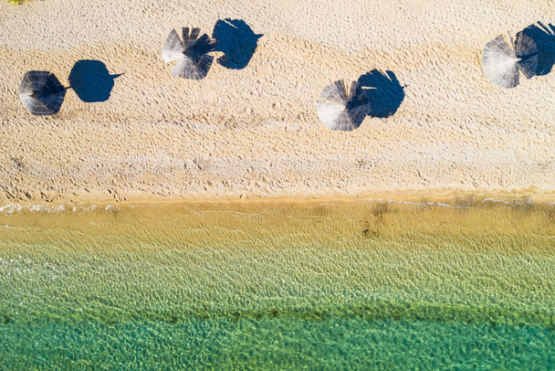 Adria-Küste in Kroatien auf der Insel Pag, schöner Sandstrand mit Sonnenschirmen, Antennenblick - Foto, Bild