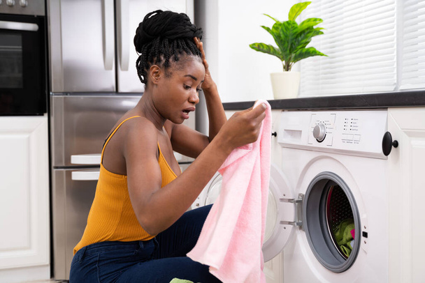 Donna che lava i vestiti. Macchie di colore candeggina lavanderia - Foto, immagini
