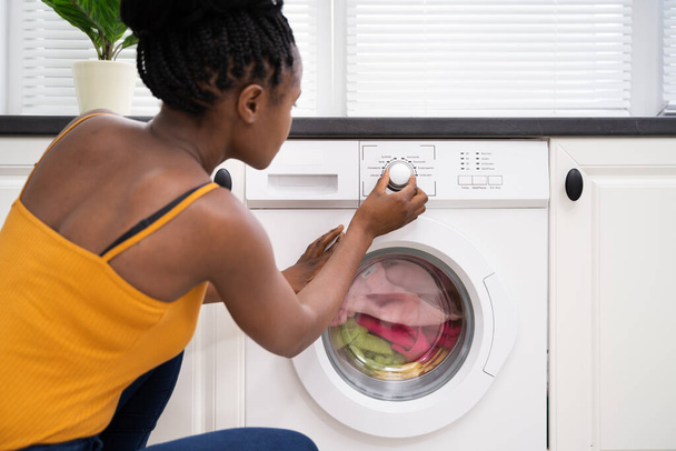 Person Hand Setting Washing Machine For Clothes Laundry - Valokuva, kuva