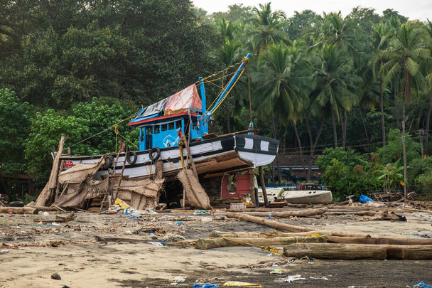 Un viejo barco pesquero de madera, ahora es el hogar de los lugareños, Goa, India - Foto, Imagen