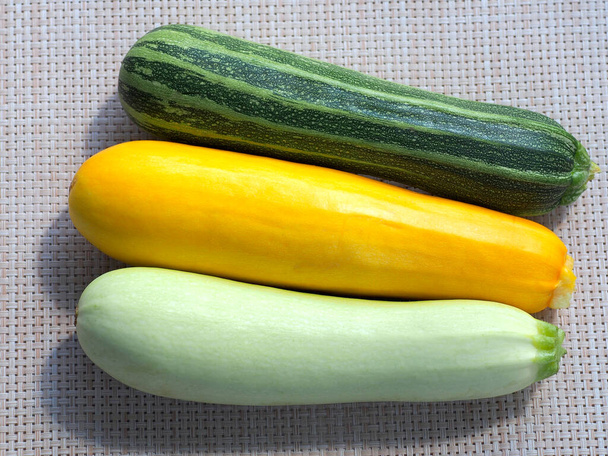 Zucchini in verschiedenen Sorten und Farben - Foto, Bild