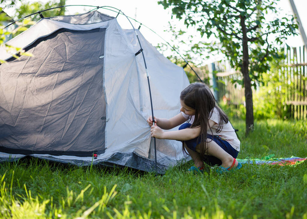 adventure, camp, child, childhood, children, cute, family, field, forest, fun, girl, happy, kid, kids, leisure, lifestyle, little, nature, outdoor, park, people, picnic, recreation, rest, summer, tent, travel, vacation, young - Foto, imagen