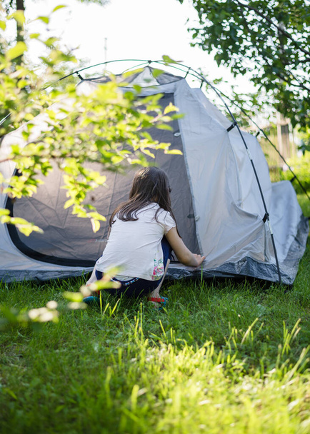 adventure, camp, child, childhood, children, cute, family, field, forest, fun, girl, happy, kid, kids, leisure, lifestyle, little, nature, outdoor, park, people, picnic, recreation, rest, summer, tent, travel, vacation, young - Foto, imagen