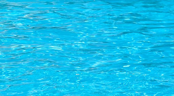 Agua azul en la piscina.Ripple Agua
. - Foto, Imagen