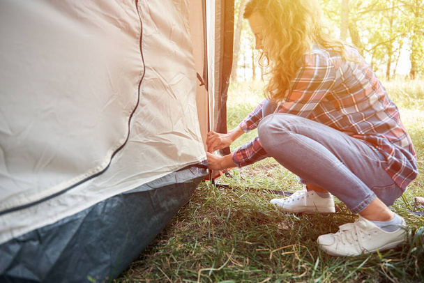 森でキャンプテントを張る女 - 写真・画像
