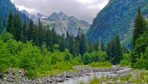 Terras Altas da República de Karachay-Cherkess. Surpreendentemente belos lagos de montanha, desfiladeiros e rios de montanha. Na fronteira com a República da Abcásia. Estes são lugares para o turismo de montanha e longe da civilização. - Foto, Imagem