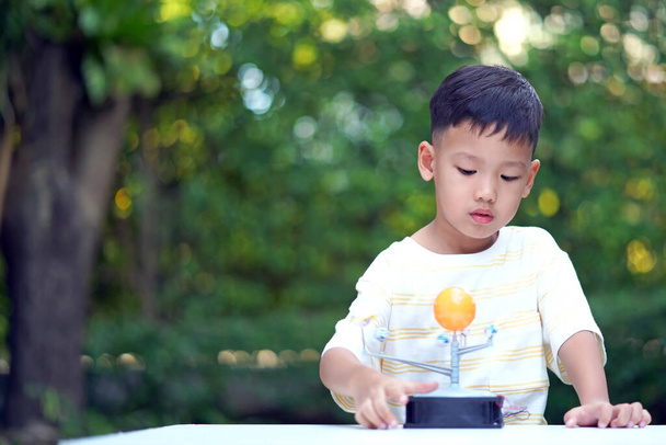 Ázsiai fiú Living Solar System játékok, Home Learning Equipment, alatt új normál változás után coronavirus vagy post covid-19 járvány helyzet - Fotó, kép