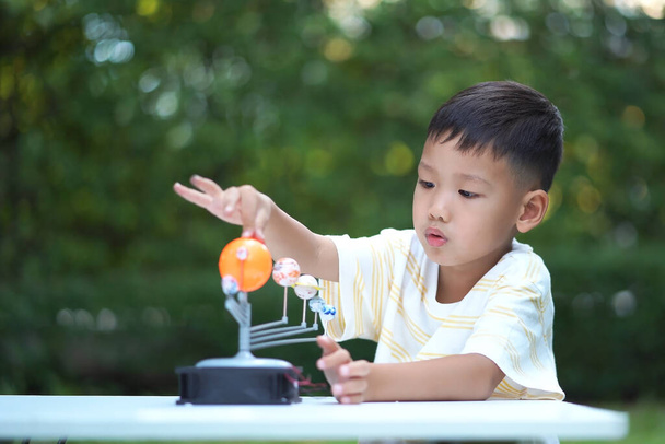 Ázsiai fiú Living Solar System játékok, Home Learning Equipment, Maradj otthon az új normál változás után a koronavírus vagy post covid-19 járvány helyzet - Fotó, kép