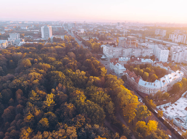 letecký pohled na podzimní městský park při západu slunce - Fotografie, Obrázek